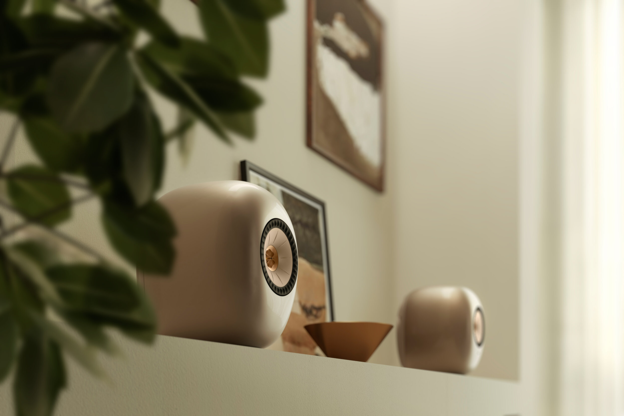 26-KEF-LS-LUXE-Lifestyle-Setting2-Dusk-Titanium-Closeup