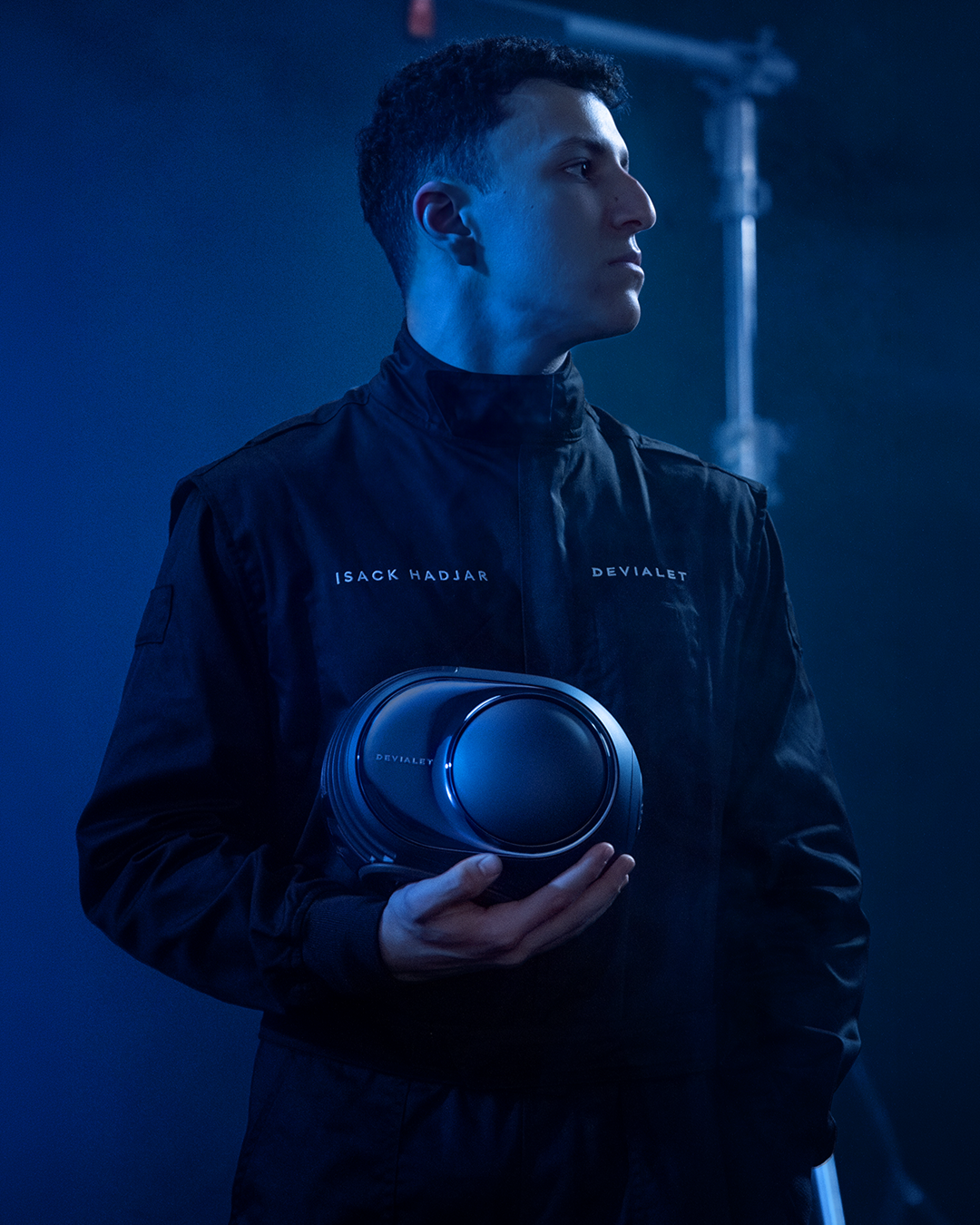 devialet-pulse-blue-lifestyle