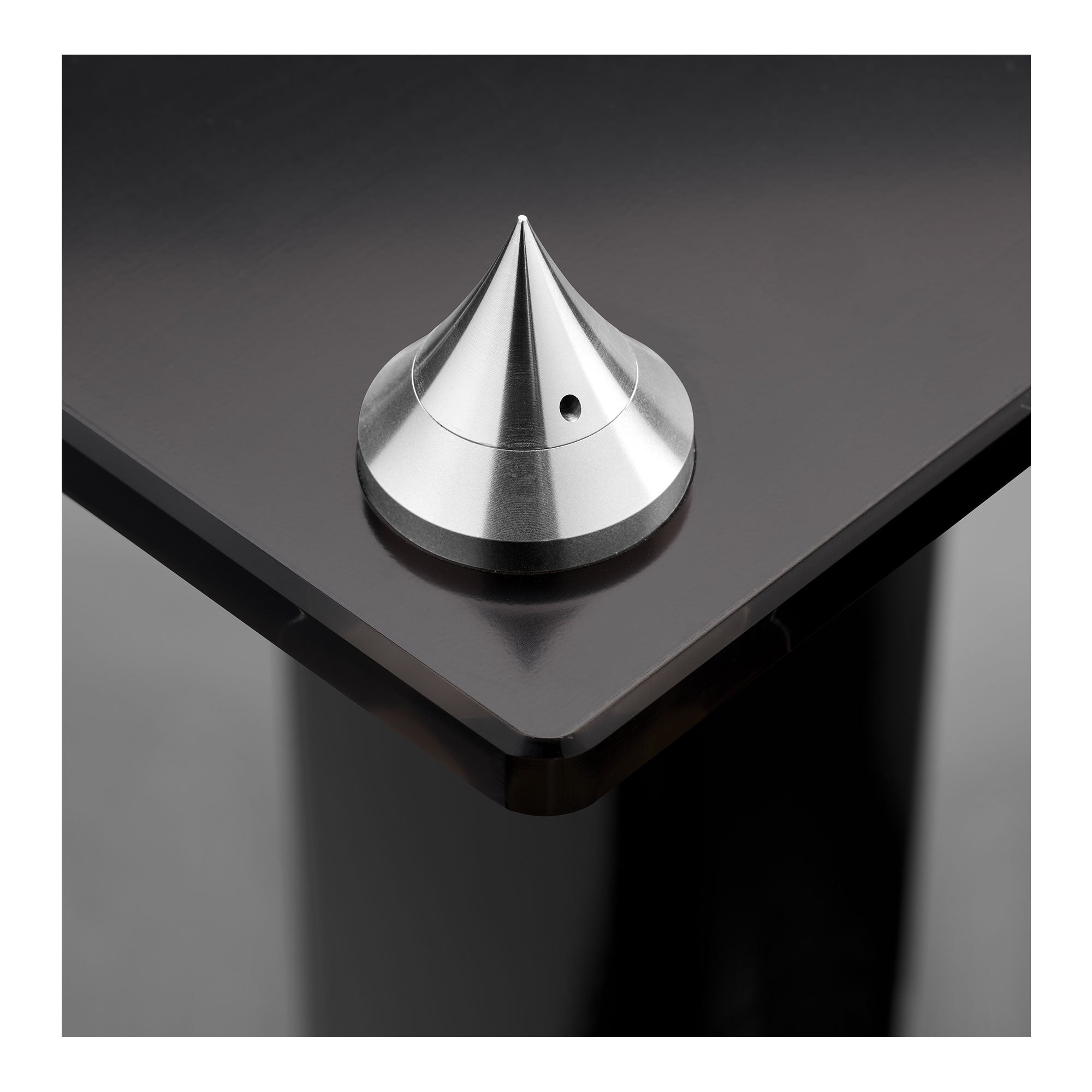 triangle-packshot-S05-stands-details-1