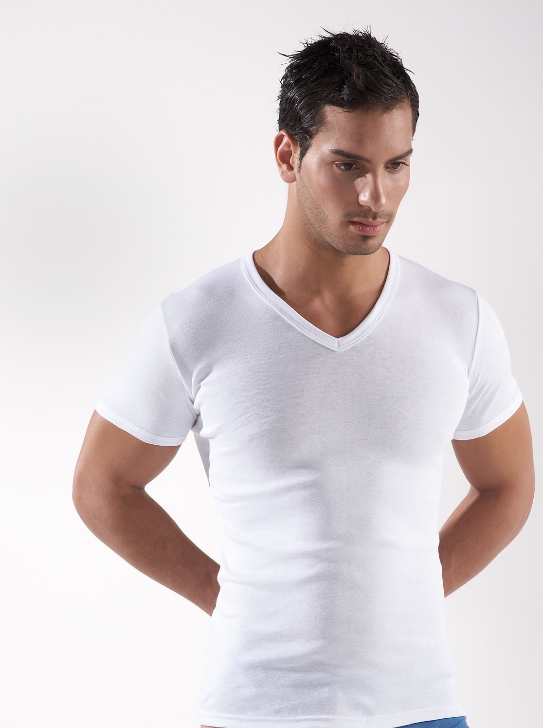 Essentials Maillot de Corps avec col en V Homme, Lot de 6, Blanc, XS  : : Mode