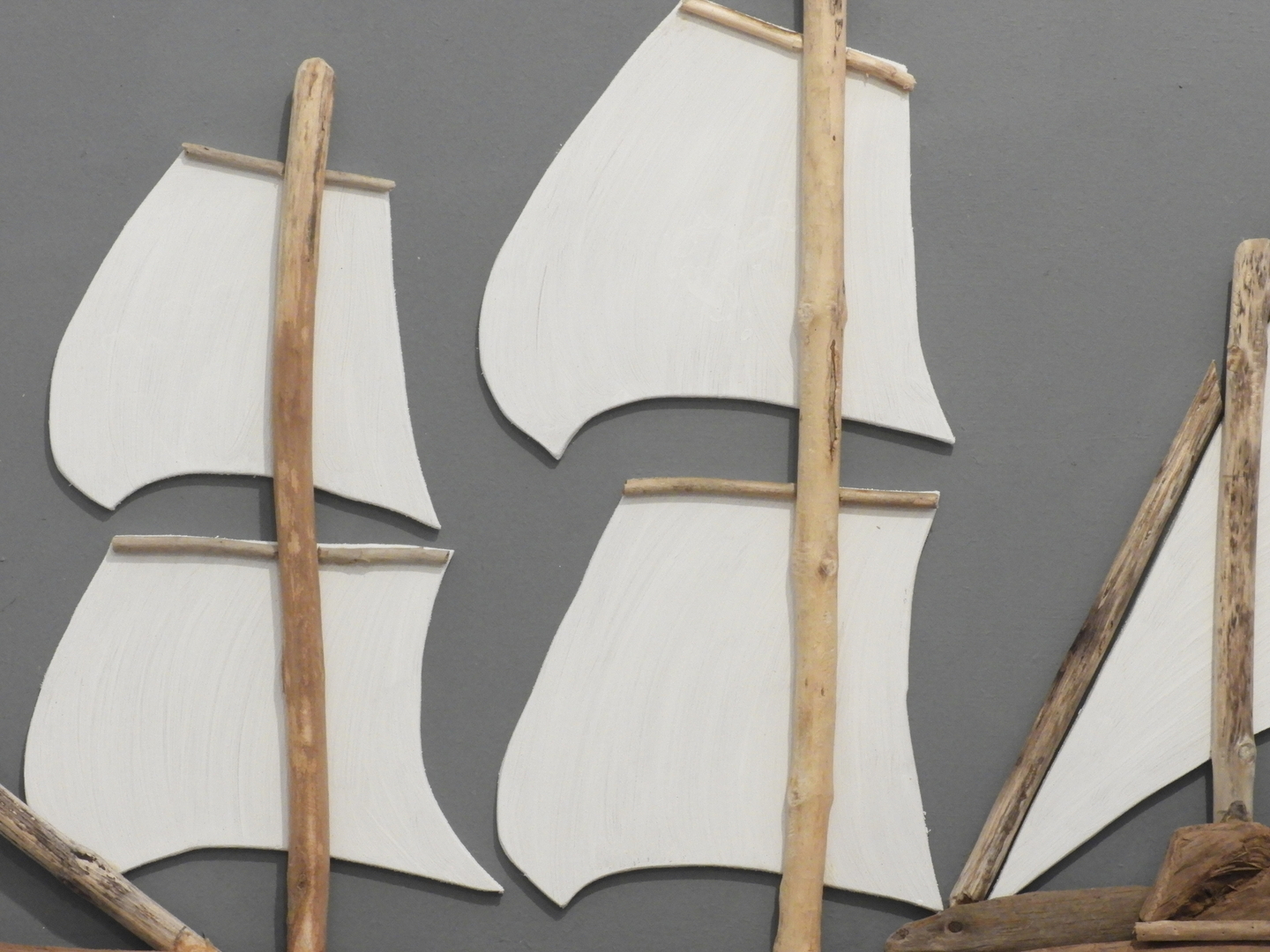 Plan rapproché de planche en bois sur le bateau pirate avec des cordes