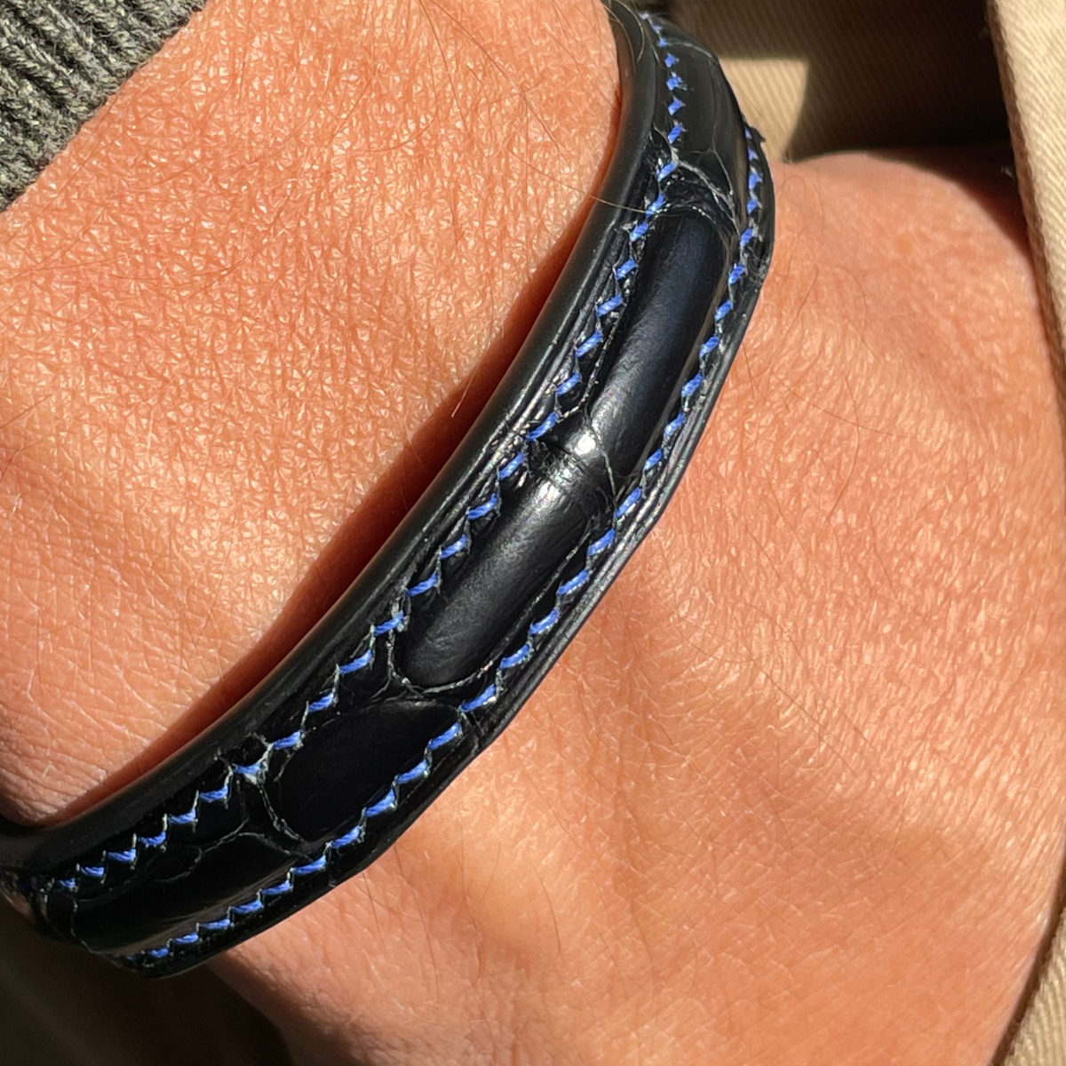 Crivellaro-Bracelet-Couture-Croco-Noir-Bleu-Poignet