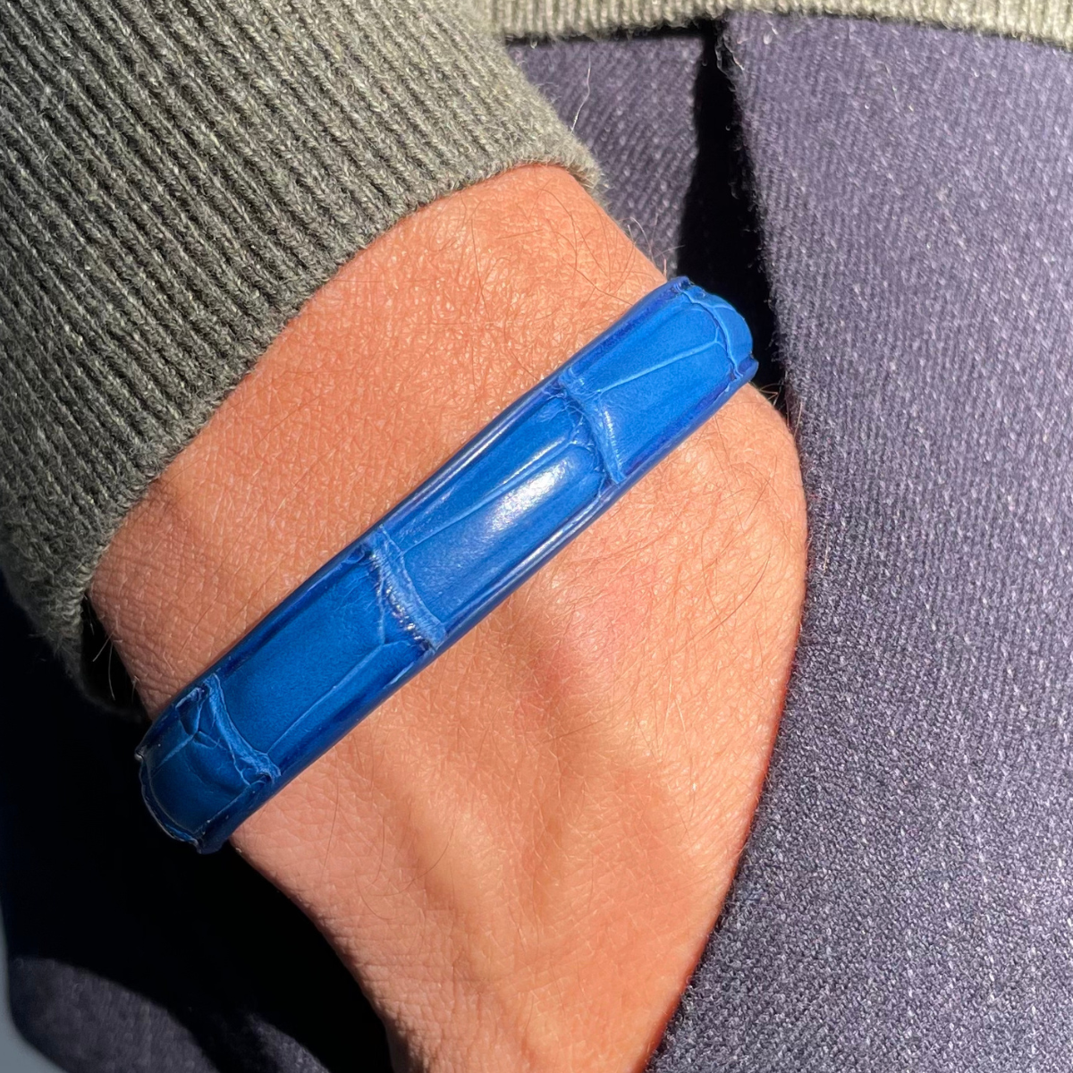 Crivellaro-bracelet-croco-bleu-azur-poignet-2