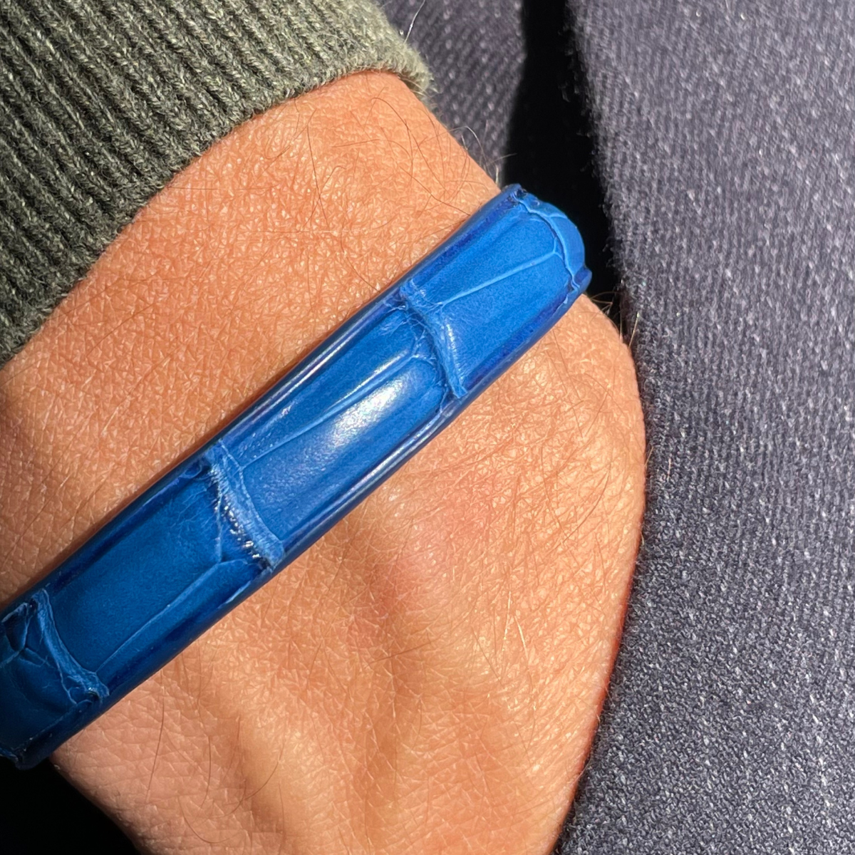 Crivellaro-bracelet-croco-bleu-azur-poignet