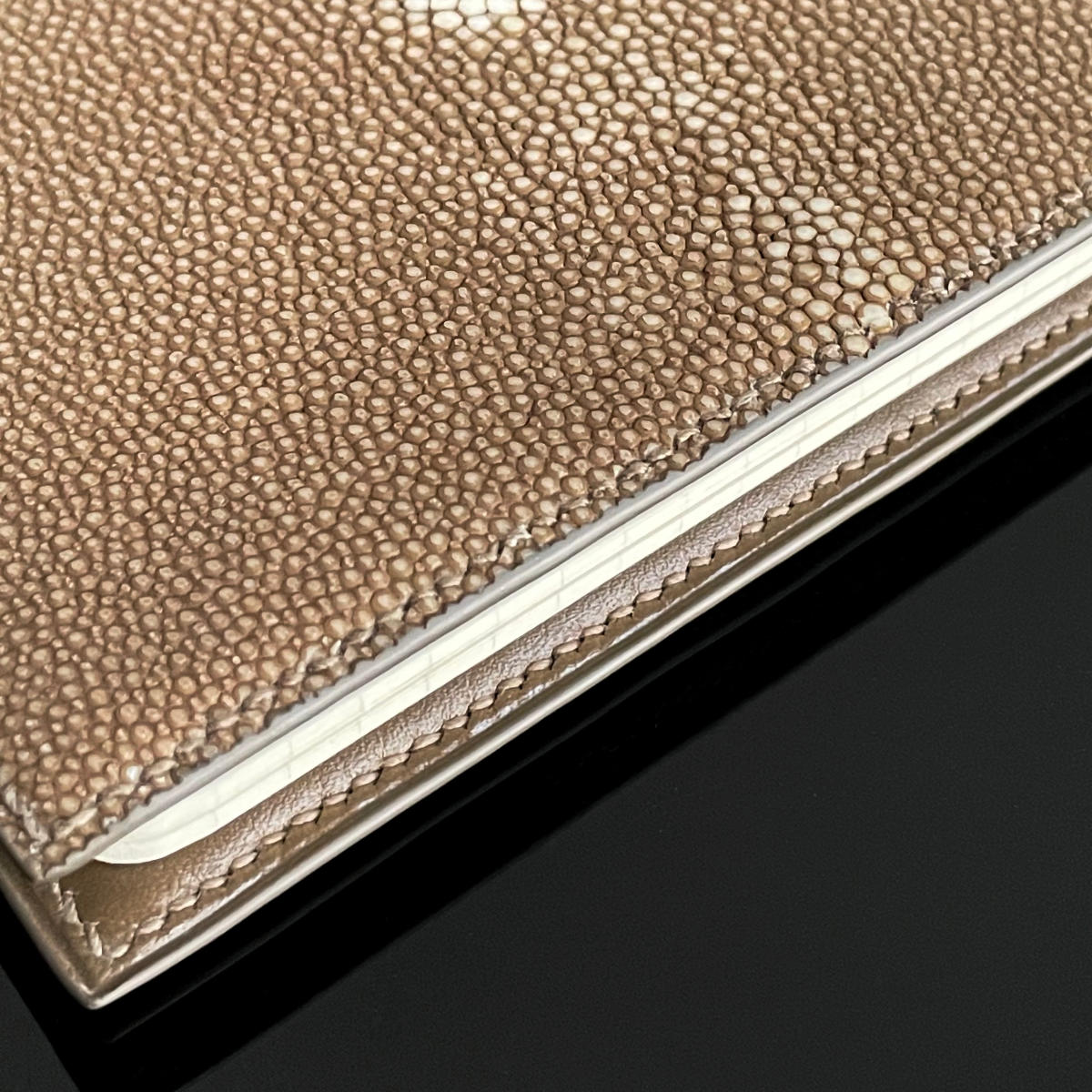Crivellaro Porte  carnet galuchat crème  3