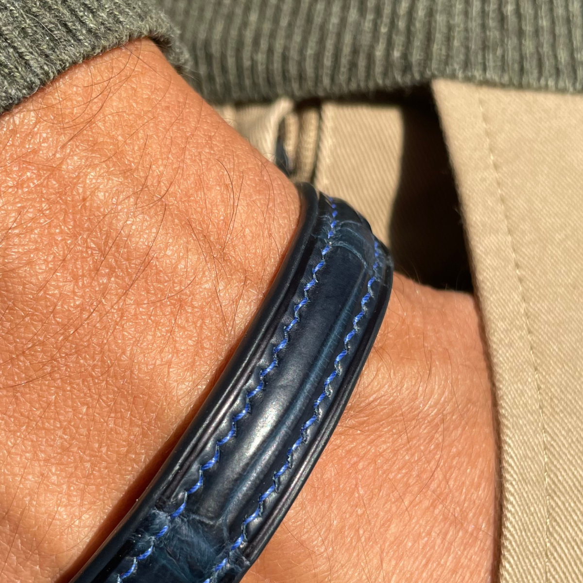 bracelet-couture-croco-bleu-poignet