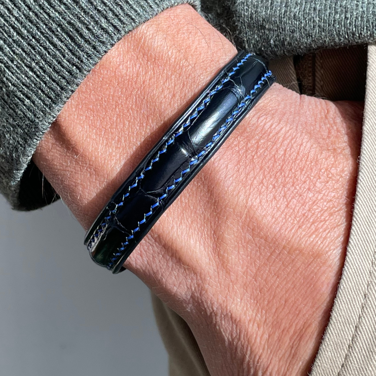 crivellaro-bracelet-couture-bleu-croco-noir-poignet-2