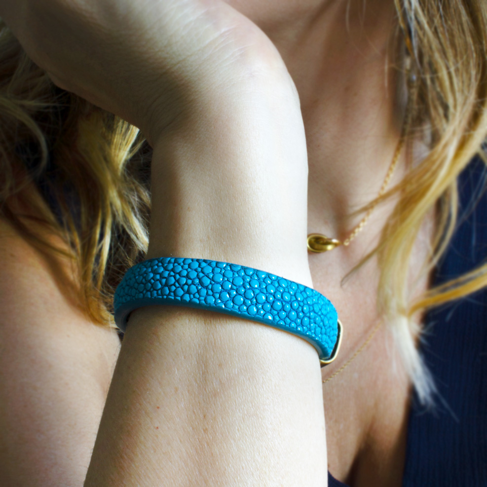 crivellaro-bracelets-galuchat-turquoise-femme-main