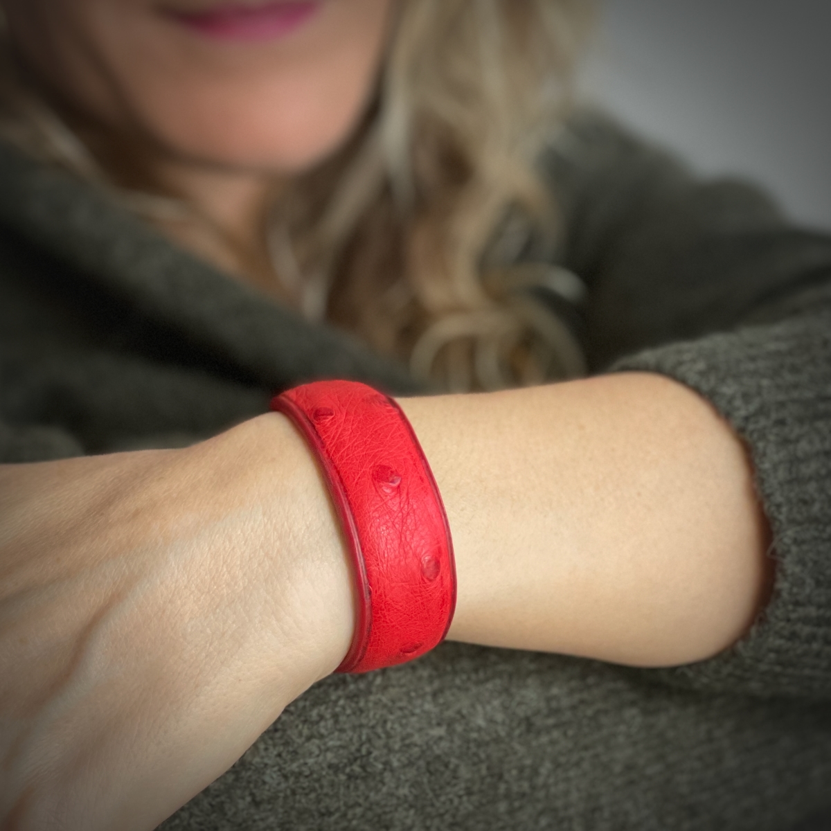 crivellaro-maroquinerie-bracelet-manchette-autruche-rouge