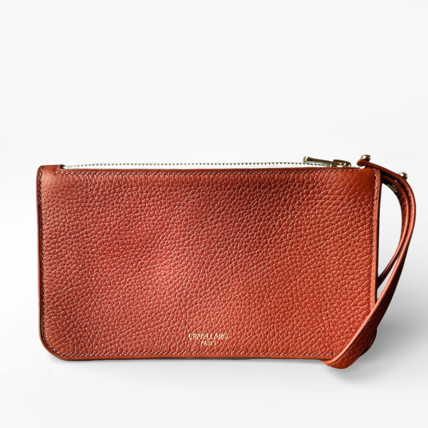 Pochette zippée en cuir grainé marron camel avec dragonne