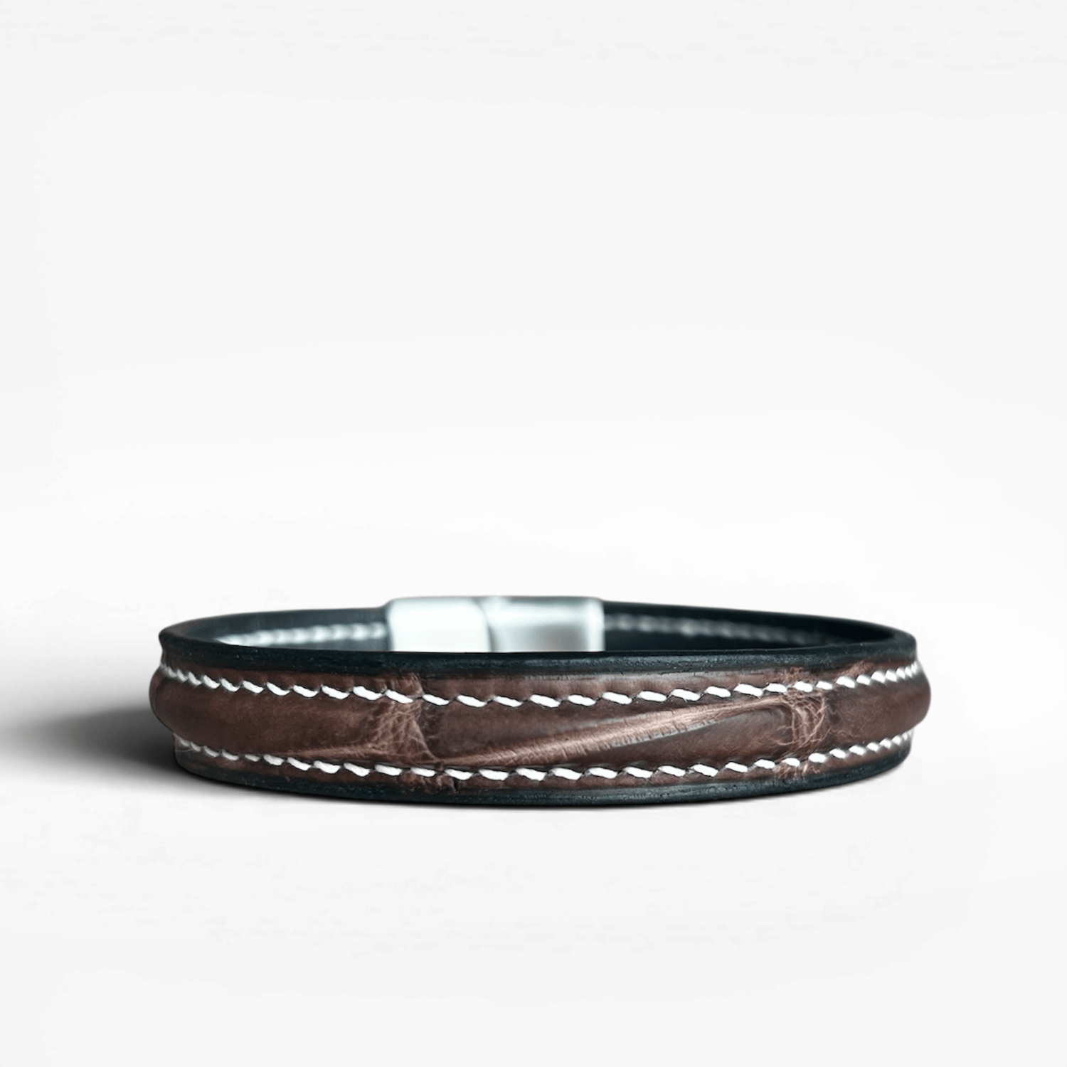 Bracelet cuir crocodile marron couture sellier blanche