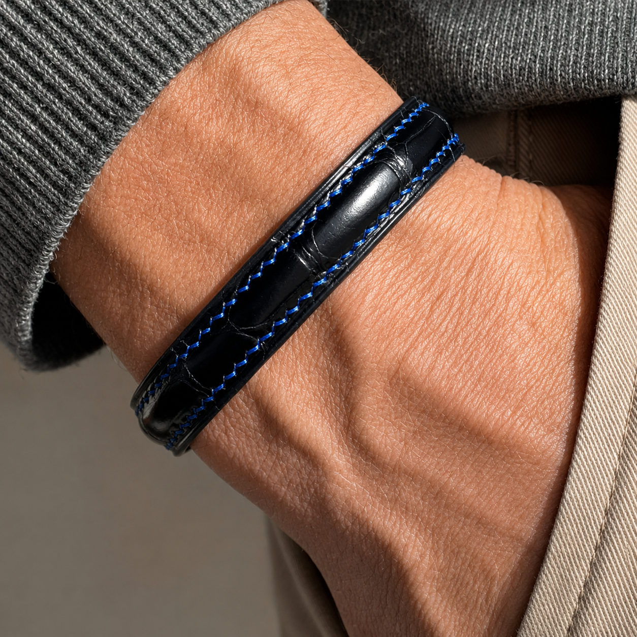 Bracelet cuir croco noir couture bleu vif