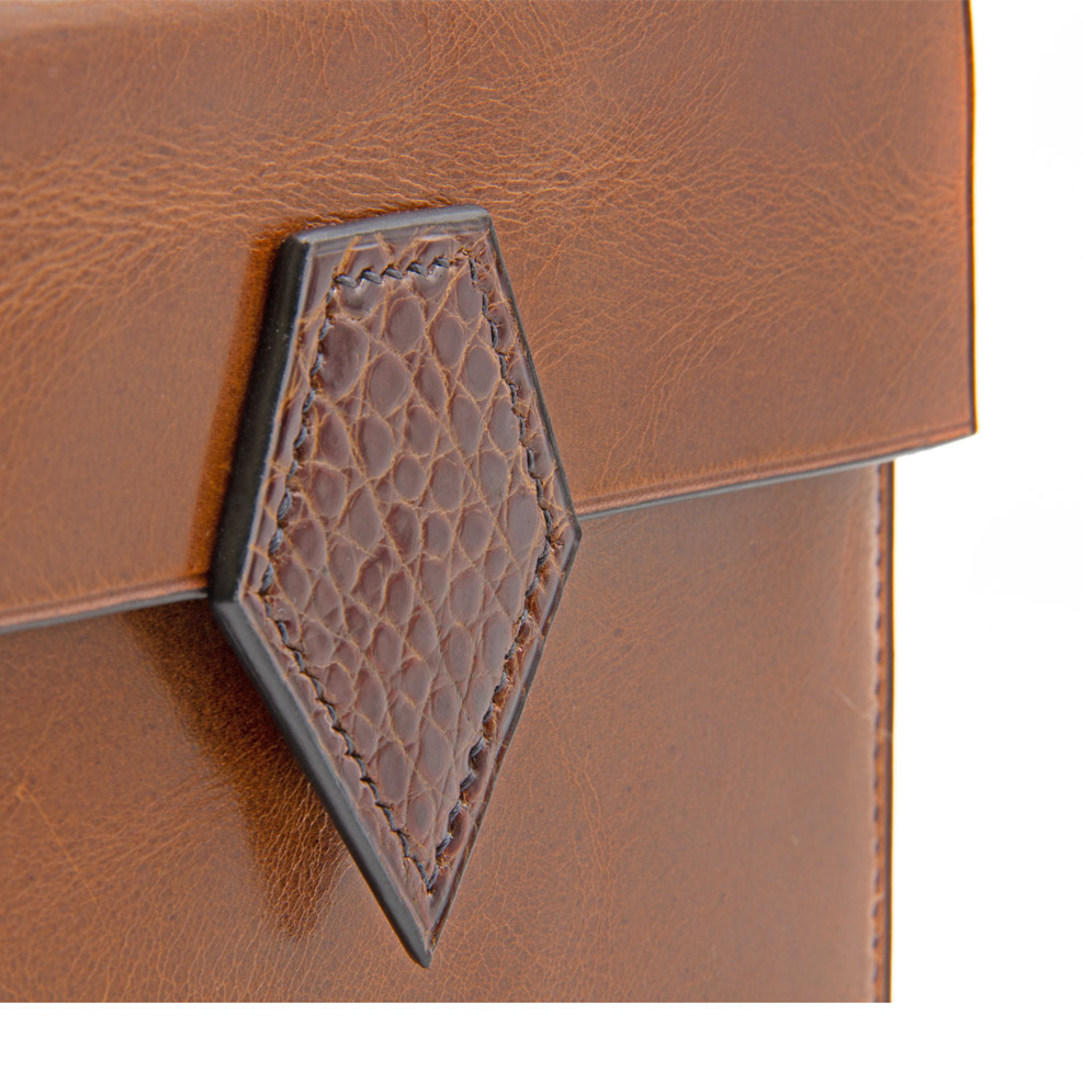 Crivellaro-Porte-Passeport-Marron-Vielli-Noir-2
