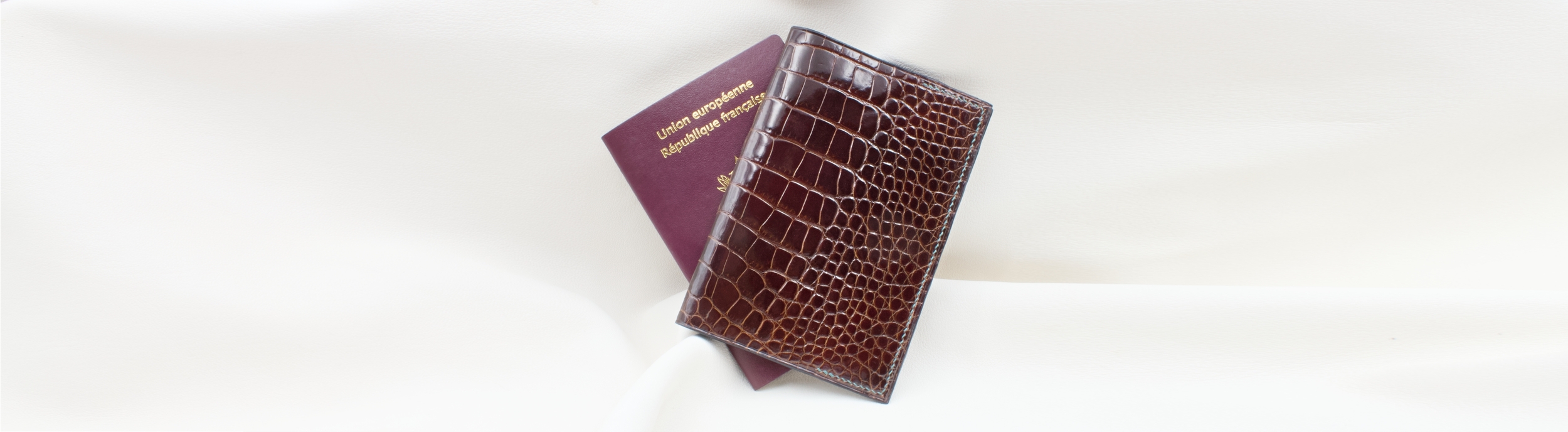 Noces de cuir cadeau protège passeport cuir croco