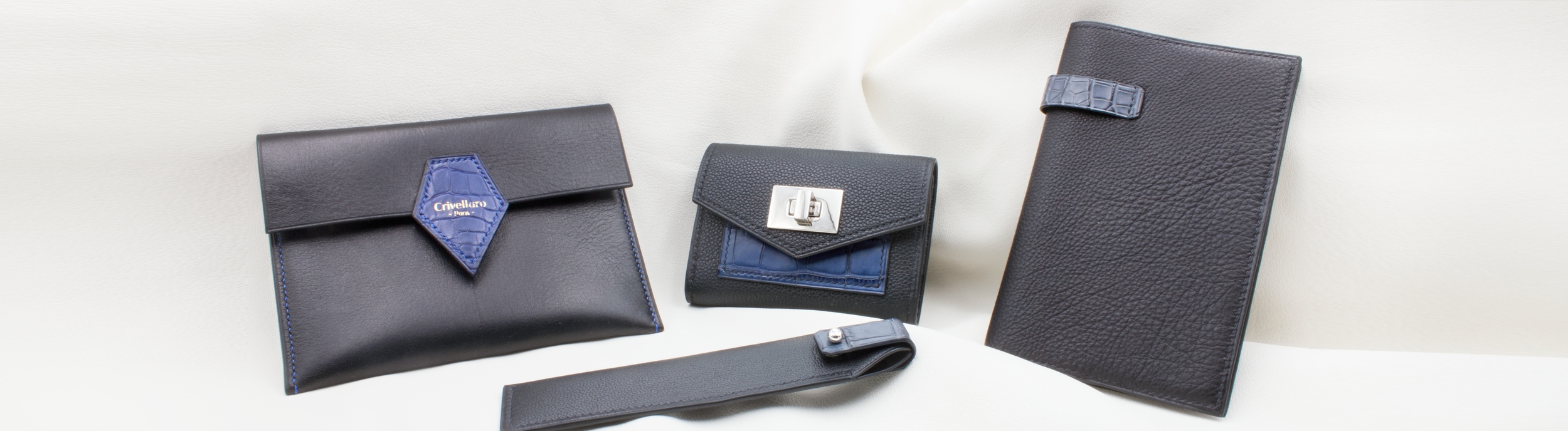 Maroquinerie en cuir noir et bleu