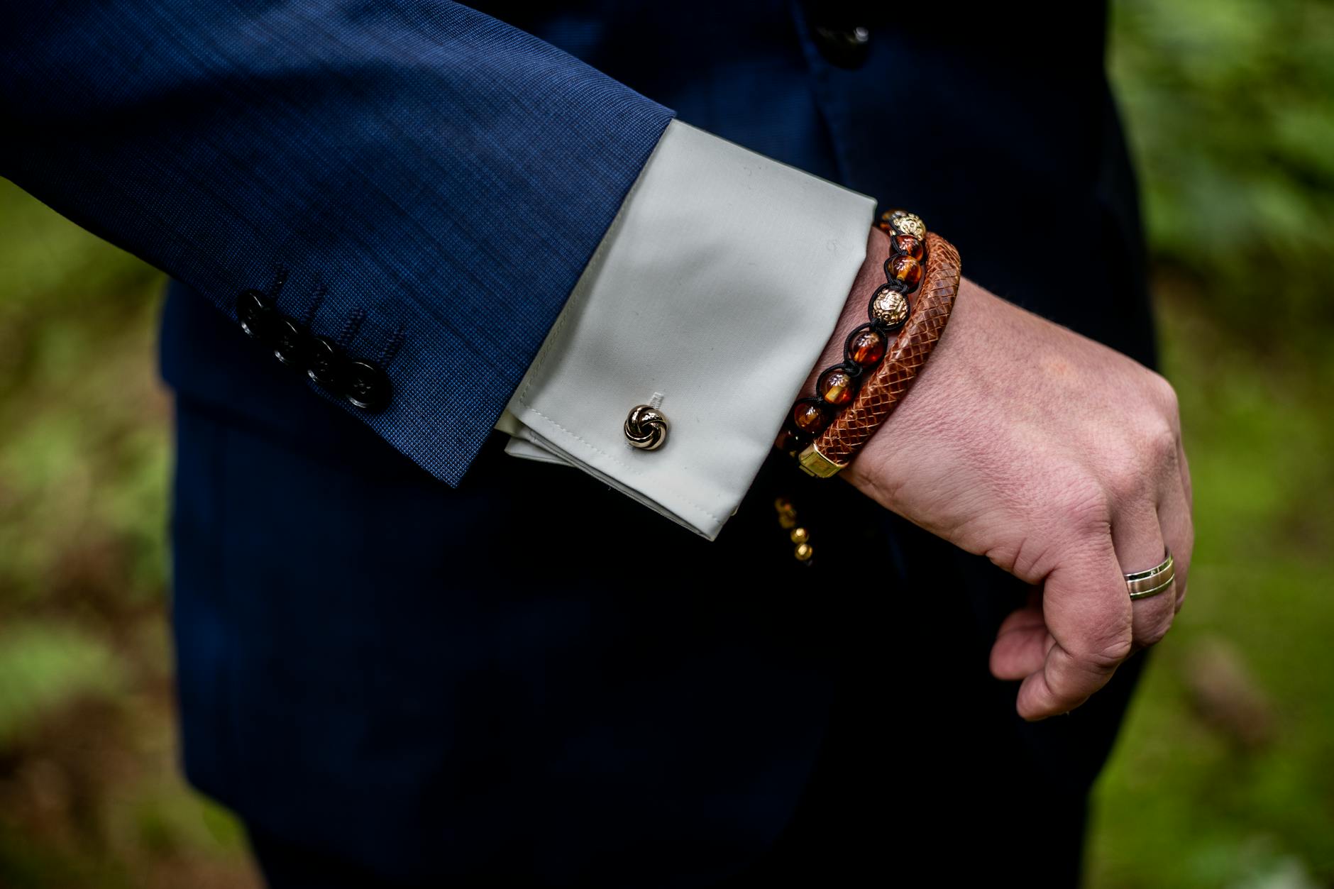 Poignet d'homme avec Bracelets en cuir marron