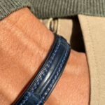 Bracelet-couture-croco-Bleu-Poignet