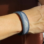 Crivellaro Bracelet manchette galuchat bleu perle