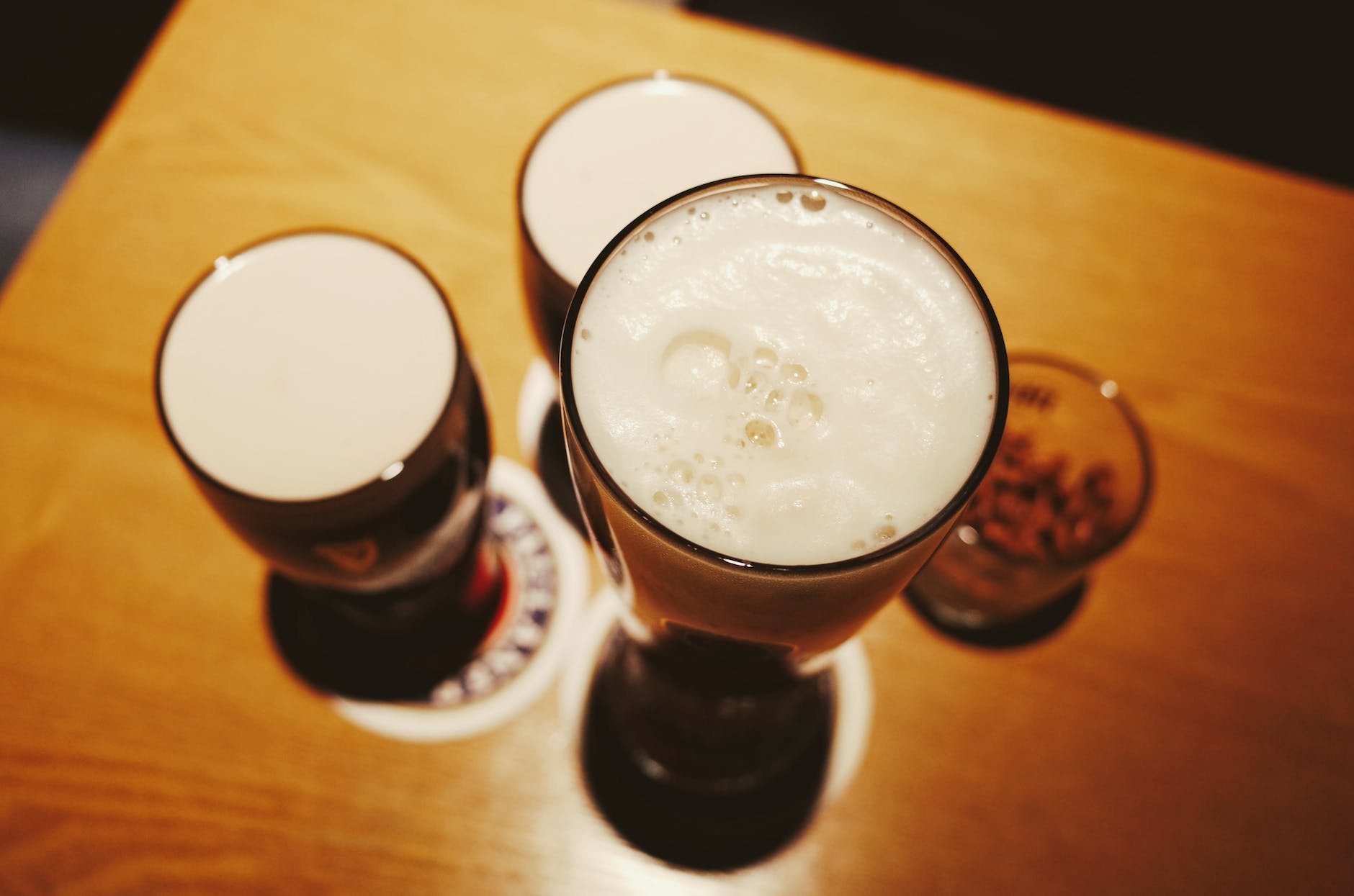 Vue D'angle élevé De Boisson Sur Table