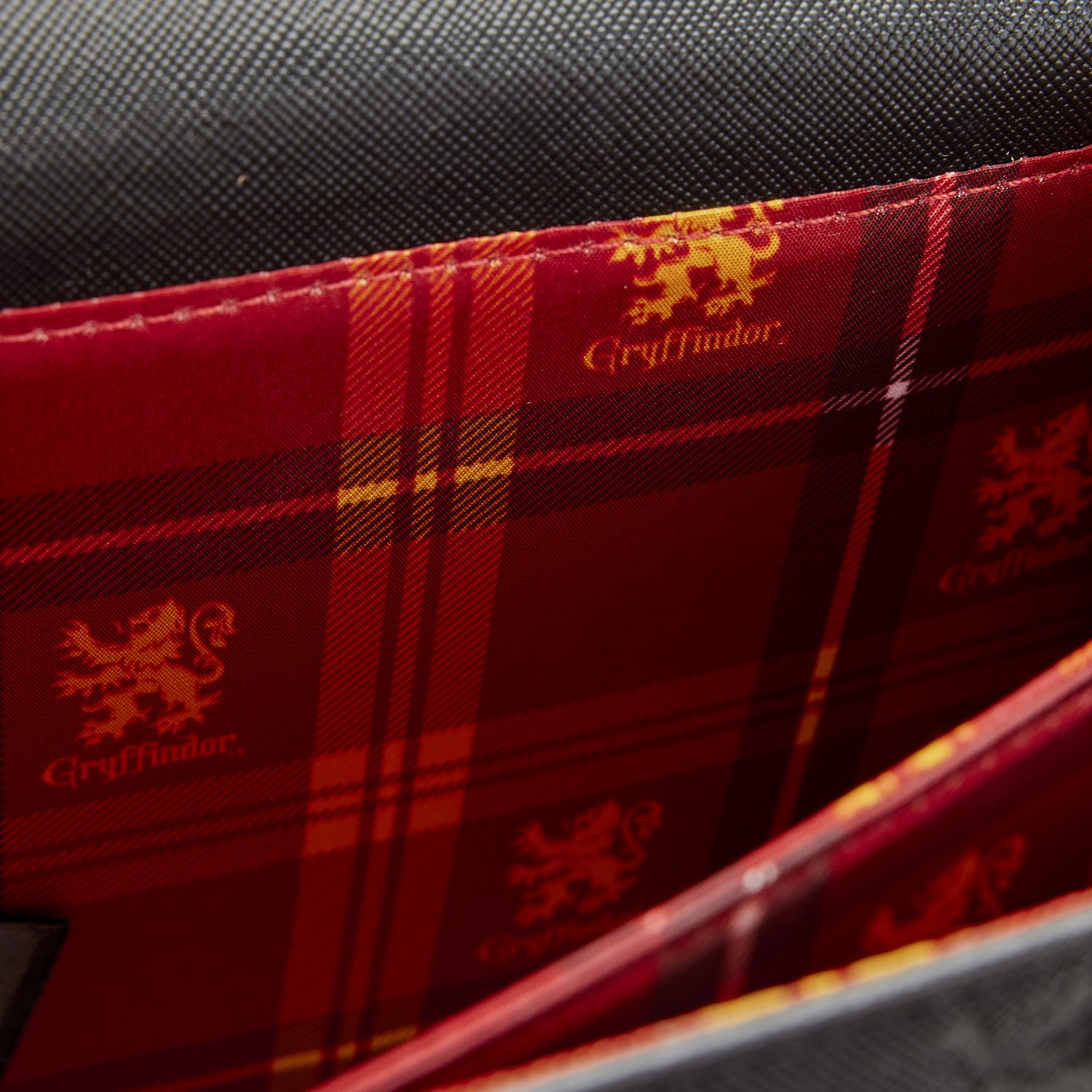 HPTB0186-LFHARRYPOTTERGRYFFINDORCHAINSTRAPCROSSBODYBAG1706INSIDE