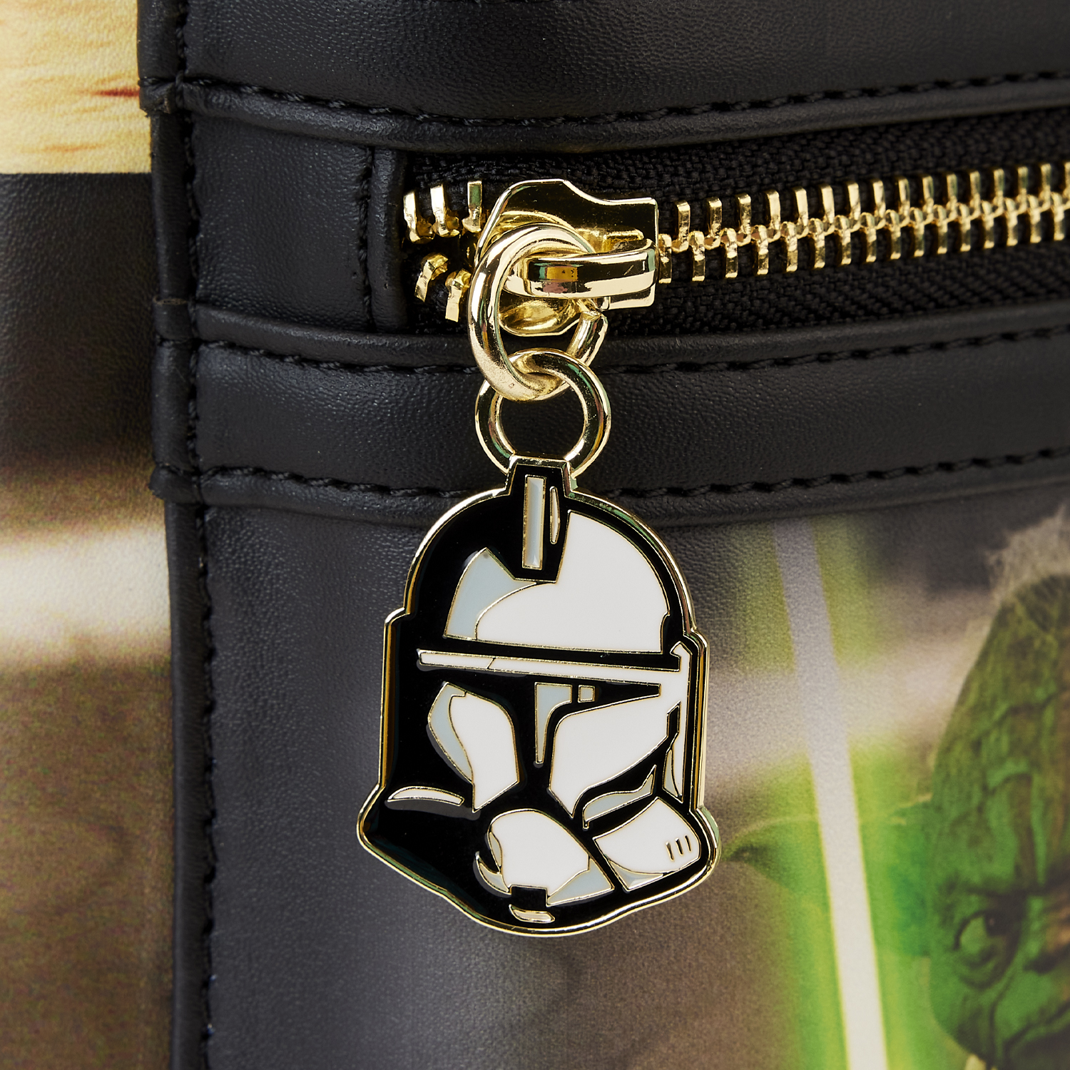 STBK0385-LFSTARWARSEPISODETWOATTACKOFTHECLONESSCENEMINIBACKPACK0683ZIPPER