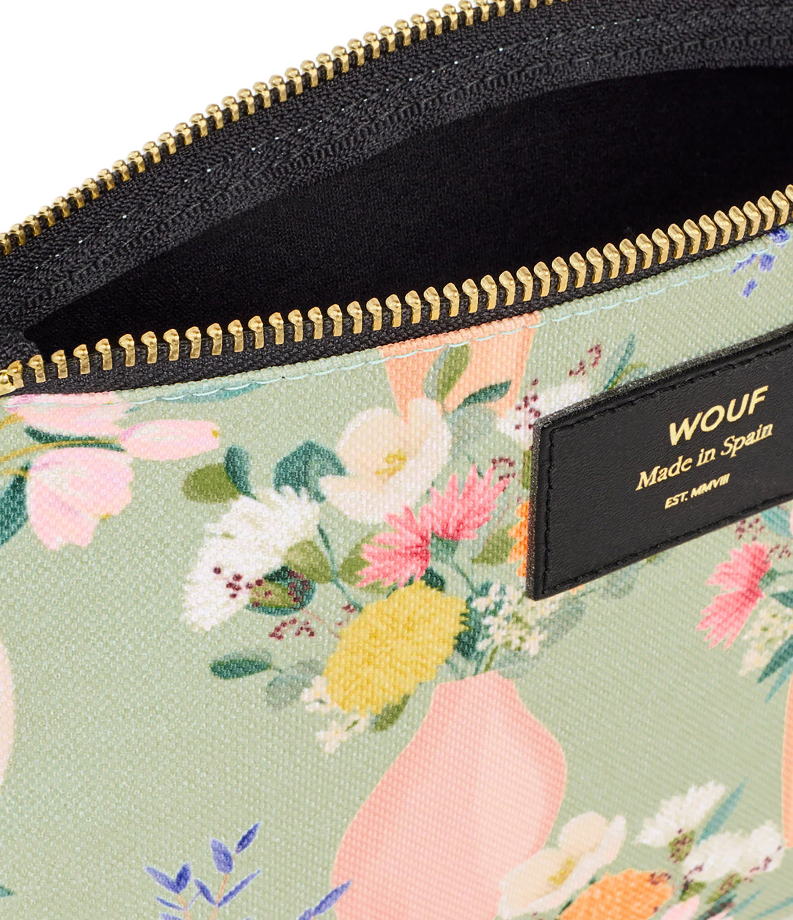 wouf-large-pouch-aida-detail