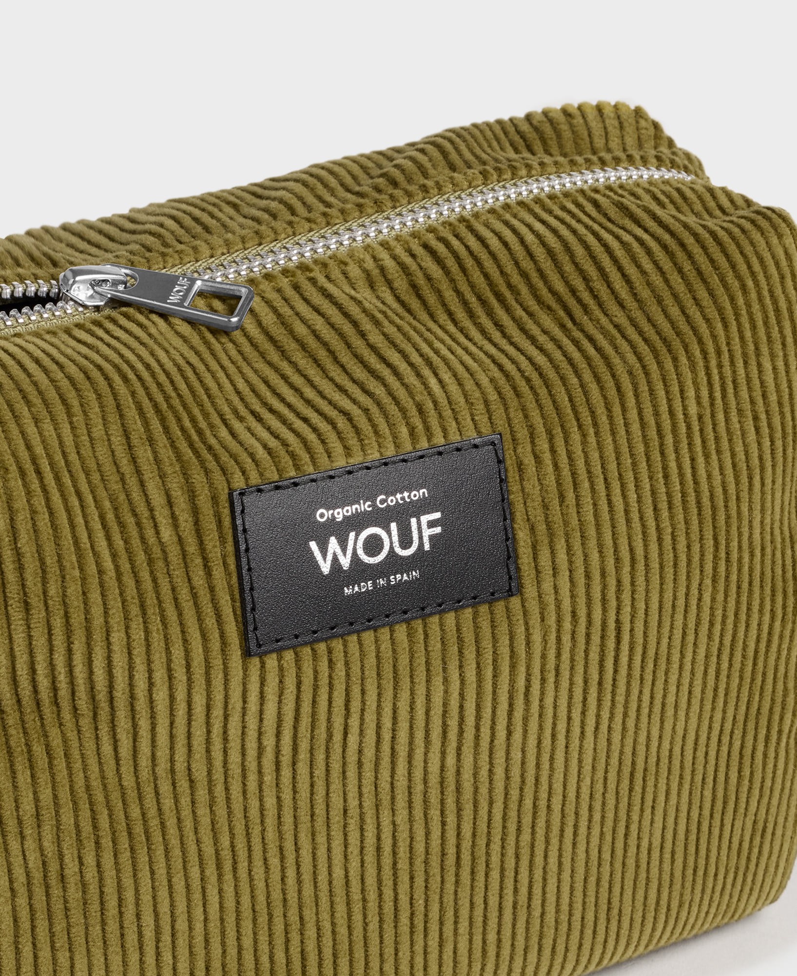 WOUF-MBC230049-Toiletry-Bag-Olive-Label_adl