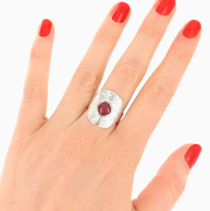 Bague Fantaisie Argentée Avec Strass Rouge - Modèle Occasion - Couleur Dominante Rouge