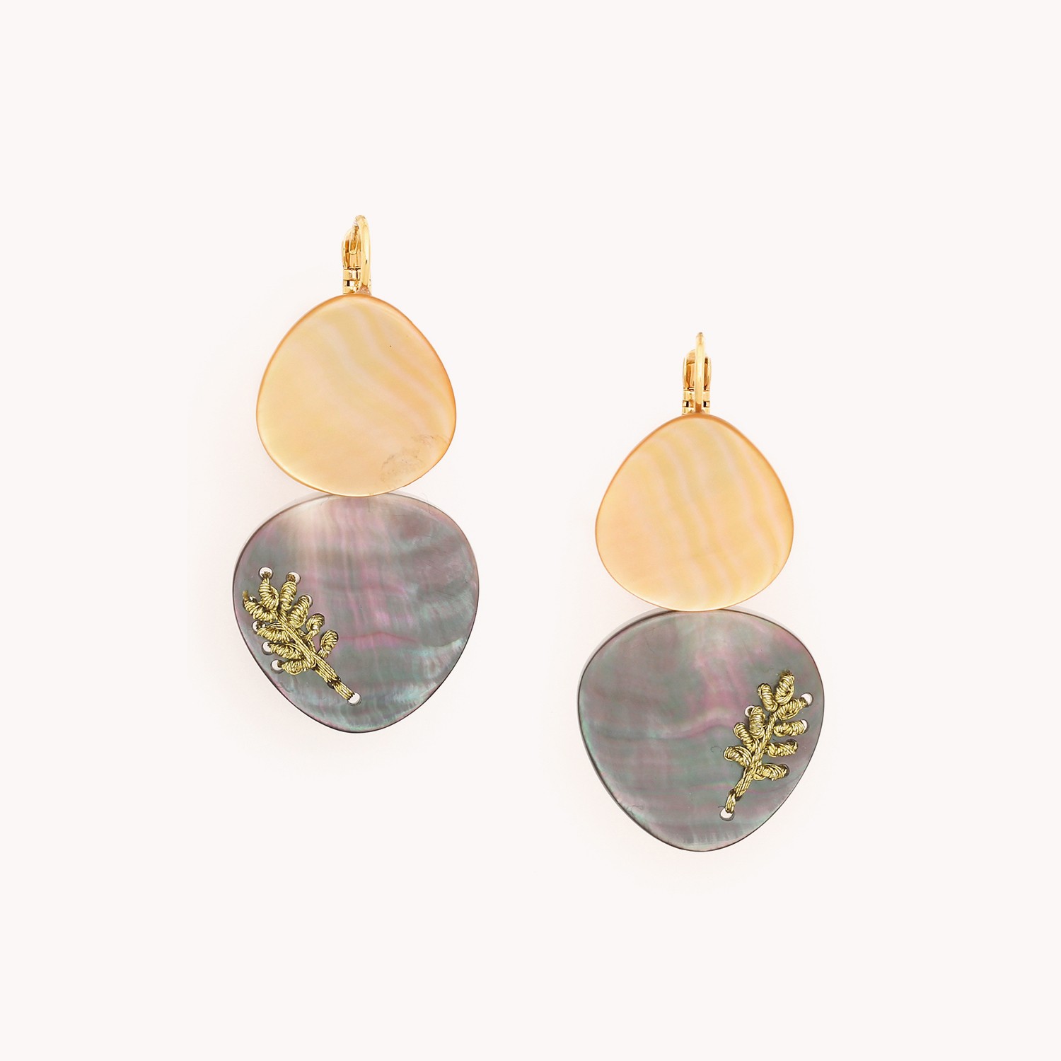 Boucles d\'oreilles dormeuses nacre noire et nacre dorée - Calliope