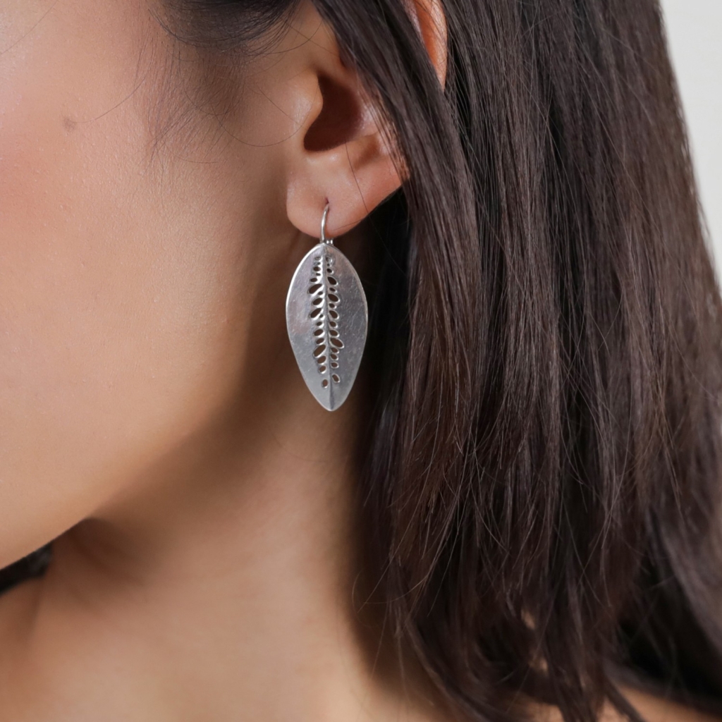 boucles doreilles dormeuses feuille argentee rhaphi oritao 2