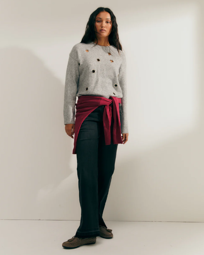 Pull fantaisie femme avec œillets métalliques -gris-paz-torras-4