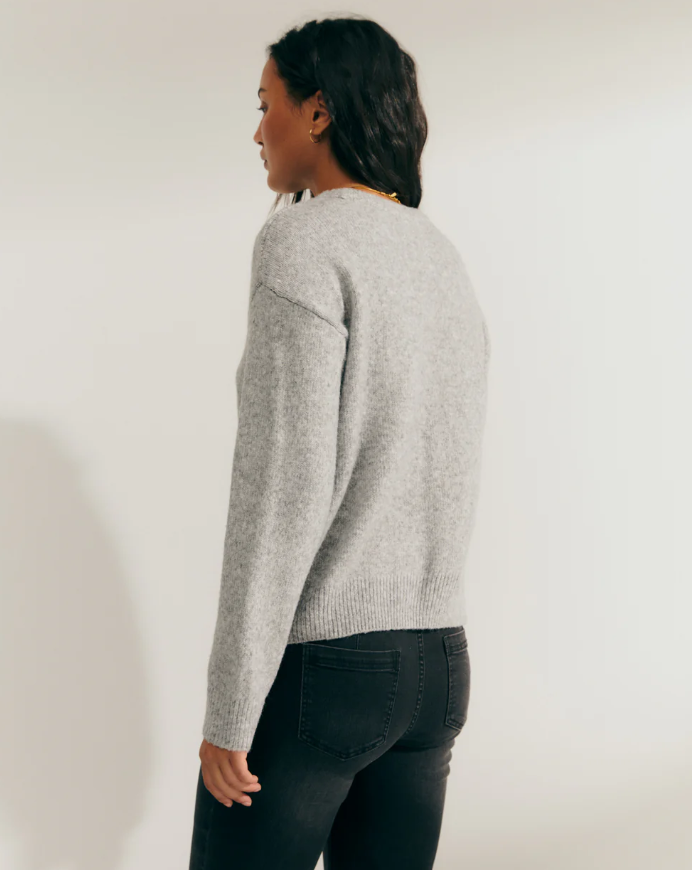 Pull fantaisie femme avec œillets métalliques -gris-paz-torras-3