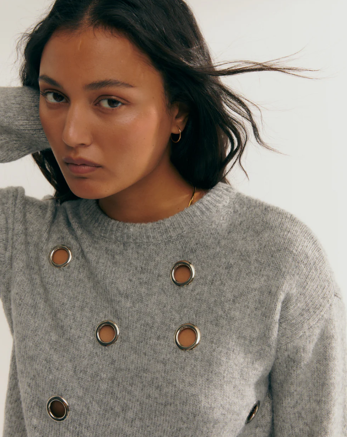 Pull fantaisie femme avec œillets métalliques -gris-paz-torras2