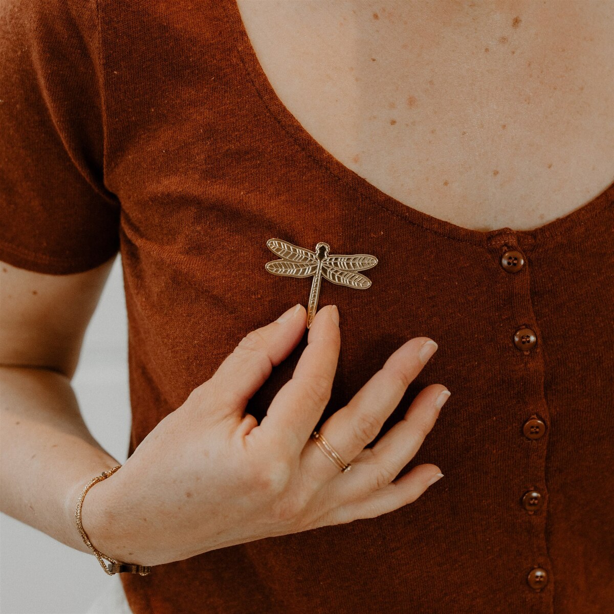 Broche-en-laiton-dore-Libellule-Les-Petites-Hirondelles-2