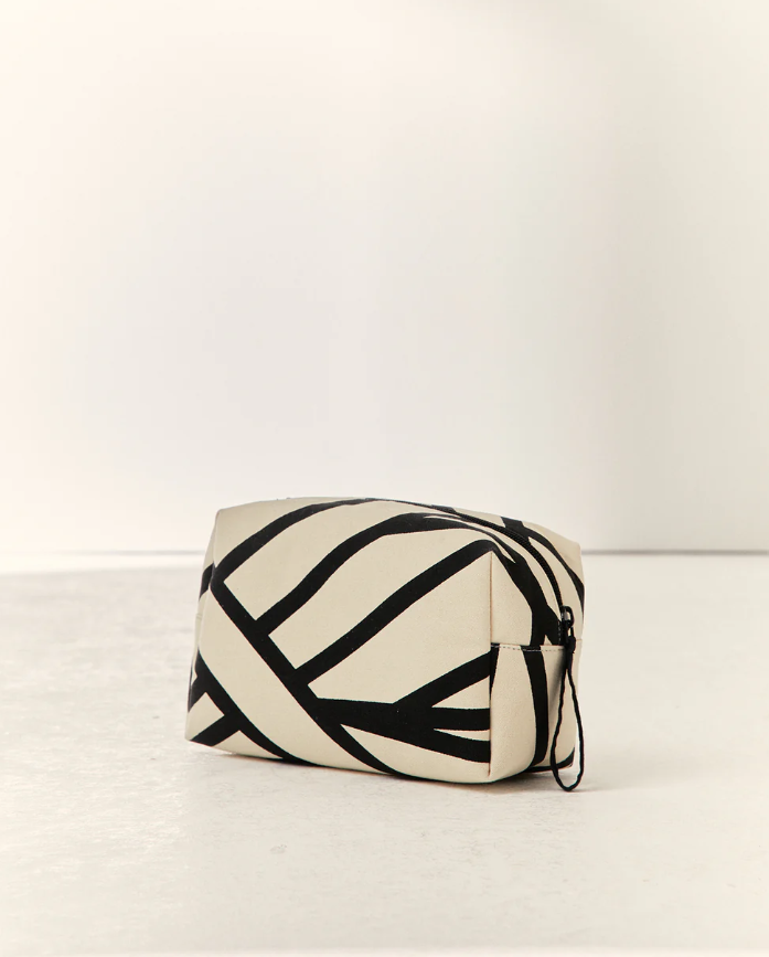 trousse-toilette-motifs-geometriques-paz-torraz-3
