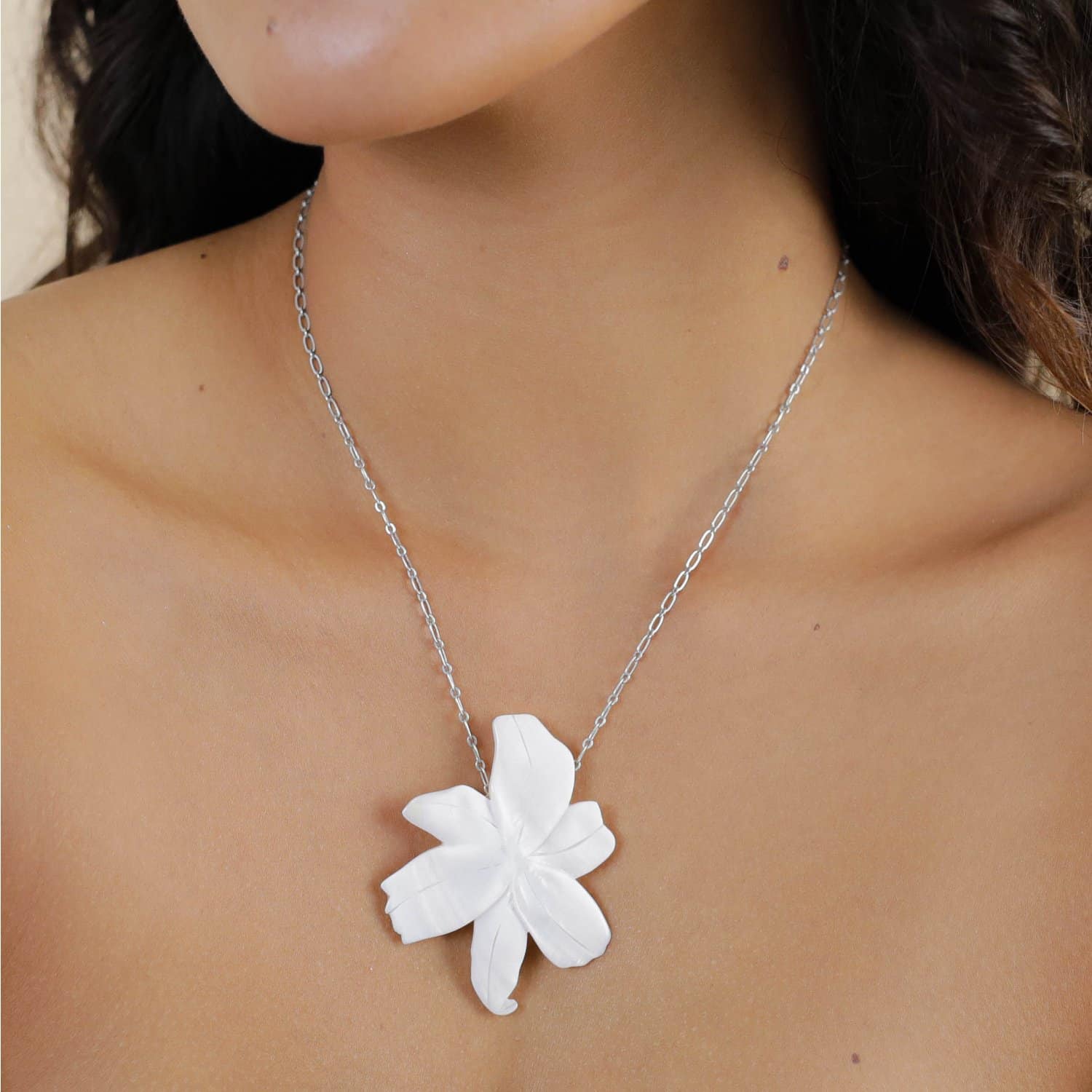 collier-pendentif-fleur-nacre-lis-blanc-nature-3