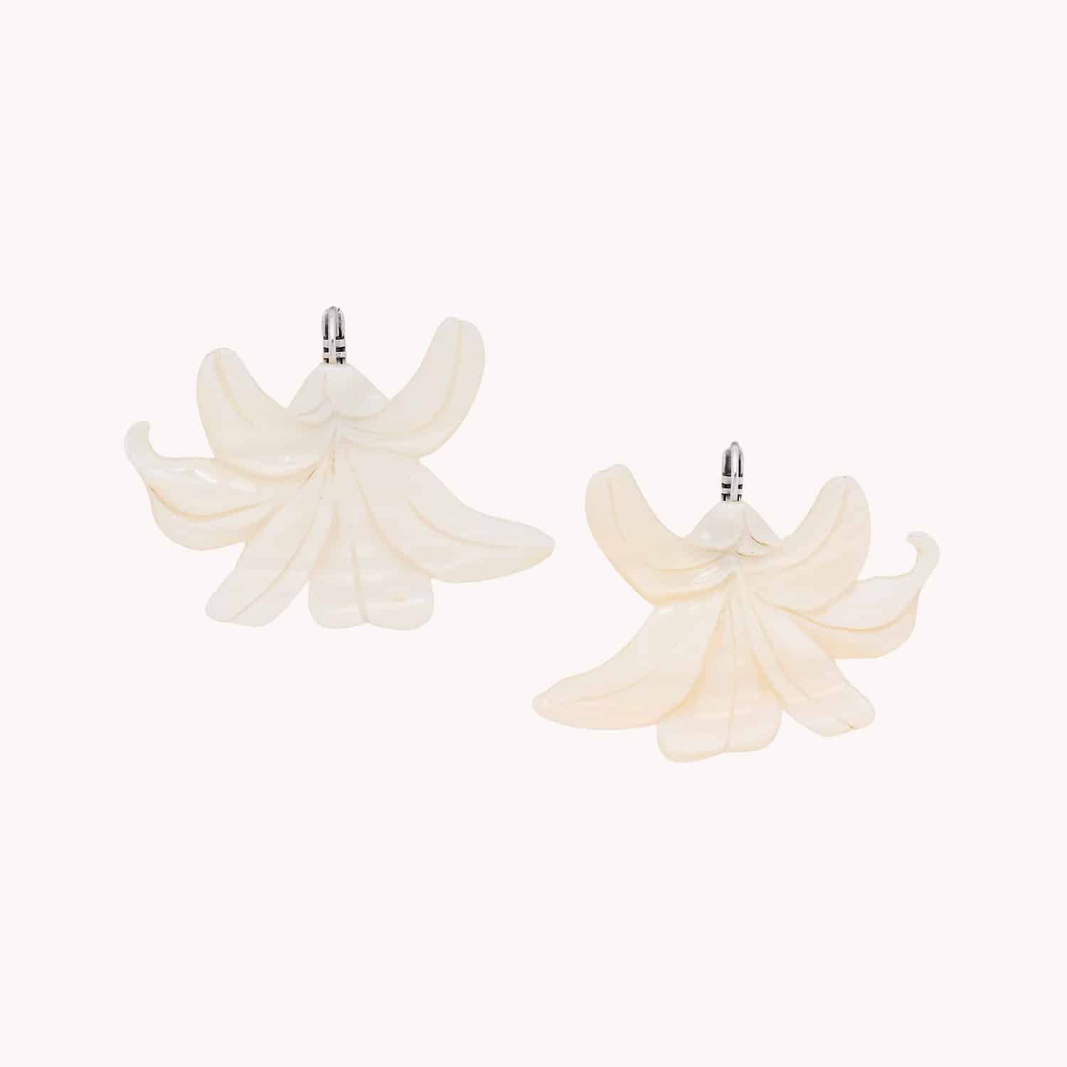 BO-dormeuses-fleur-nacre-renversee-lis-blanc-nature-1