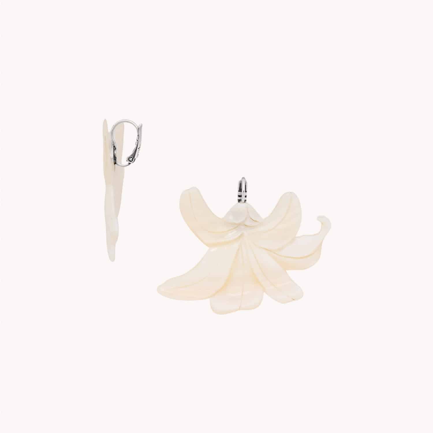 BO-dormeuses-fleur-nacre-renversee-lis-blanc-nature-2