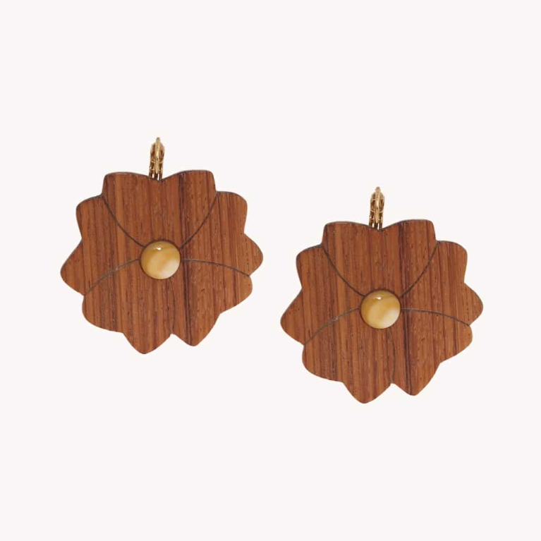 Boucles d\'oreilles dormeuses fleur bois et nacre - Son Jardin