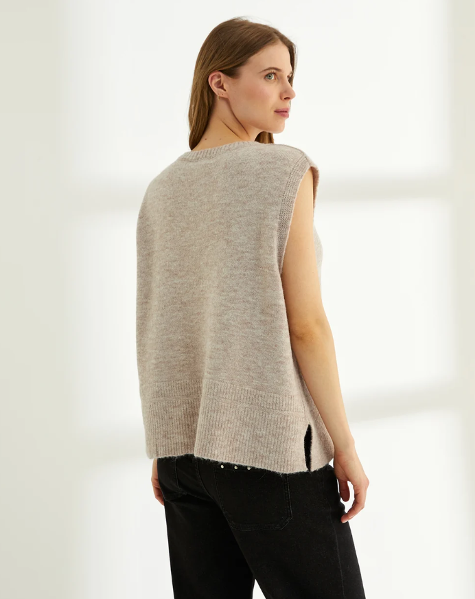 pull-sans-manches-beige-paz-torras-3