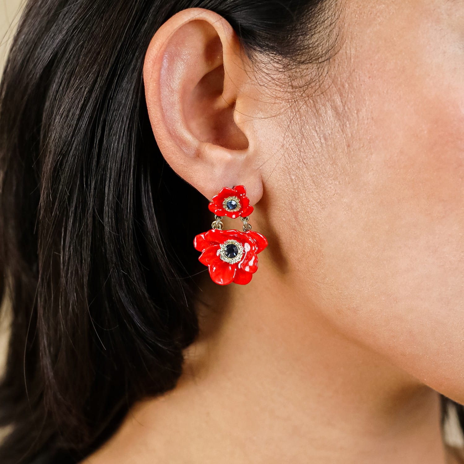 Boucles doreilles 2 anémones rouges Scarlet portées