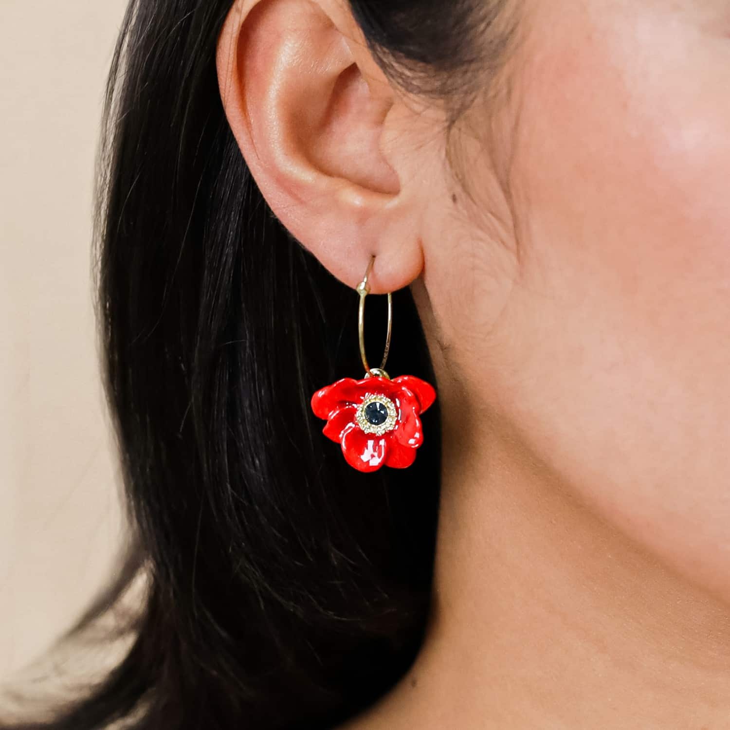 Boucles doreilles créoles anémone rouge Scarlet portées