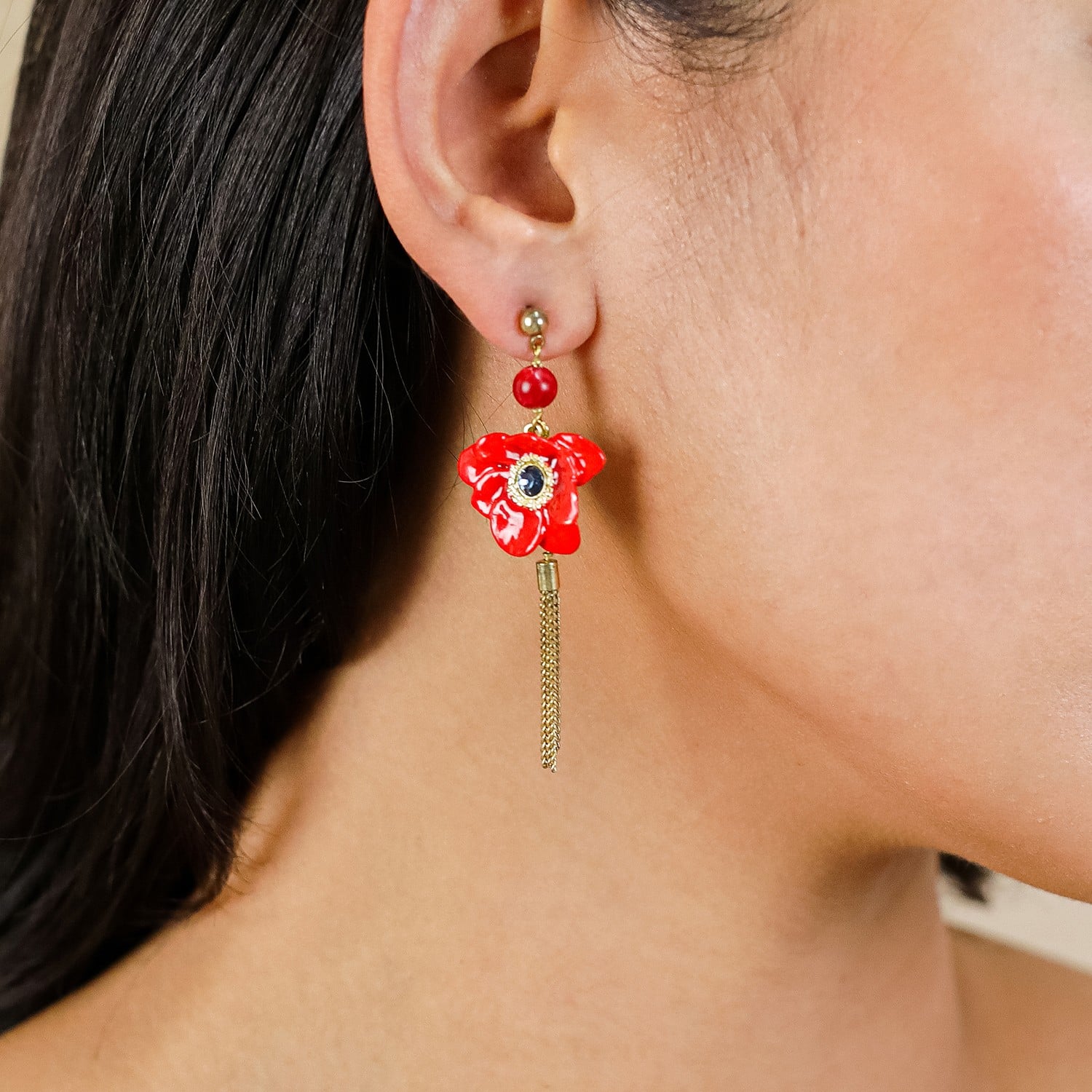 Boucles doreilles anémone pompon chaînes Scarlet portées
