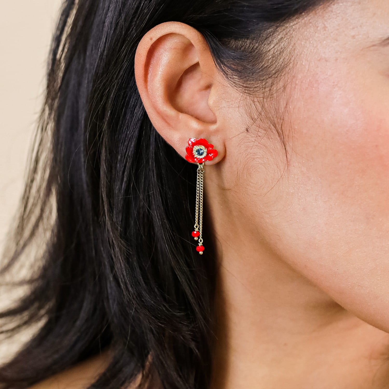 Boucles doreilles anémone rouge 2 chaînes Scarlet portées