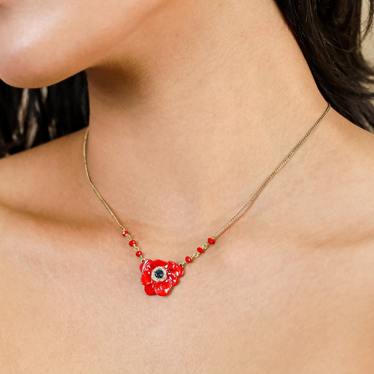 Collier pendentif anémone rouge Scarlet porté