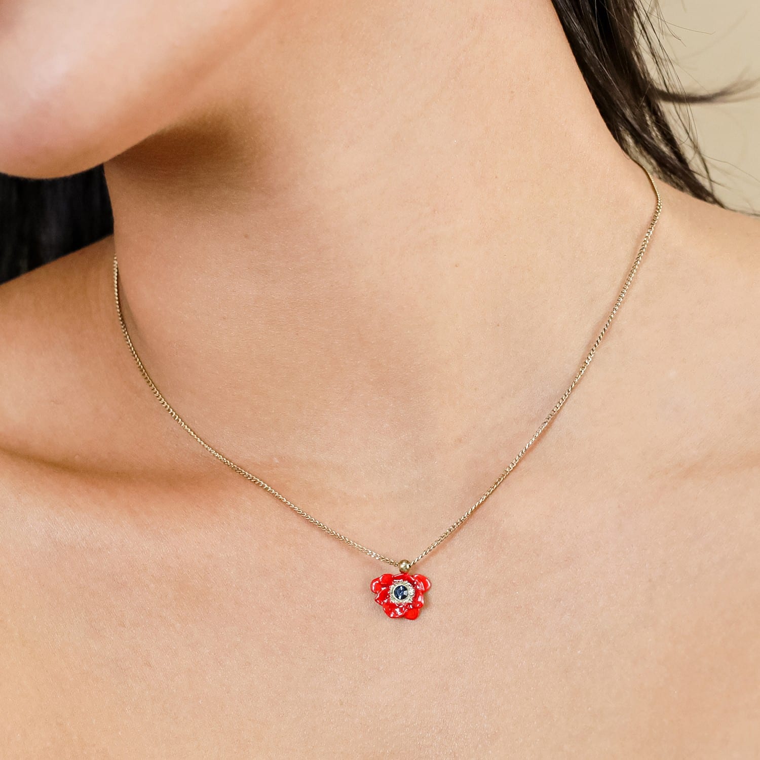 Collier pendentif petite anémone rouge Scarlet porté