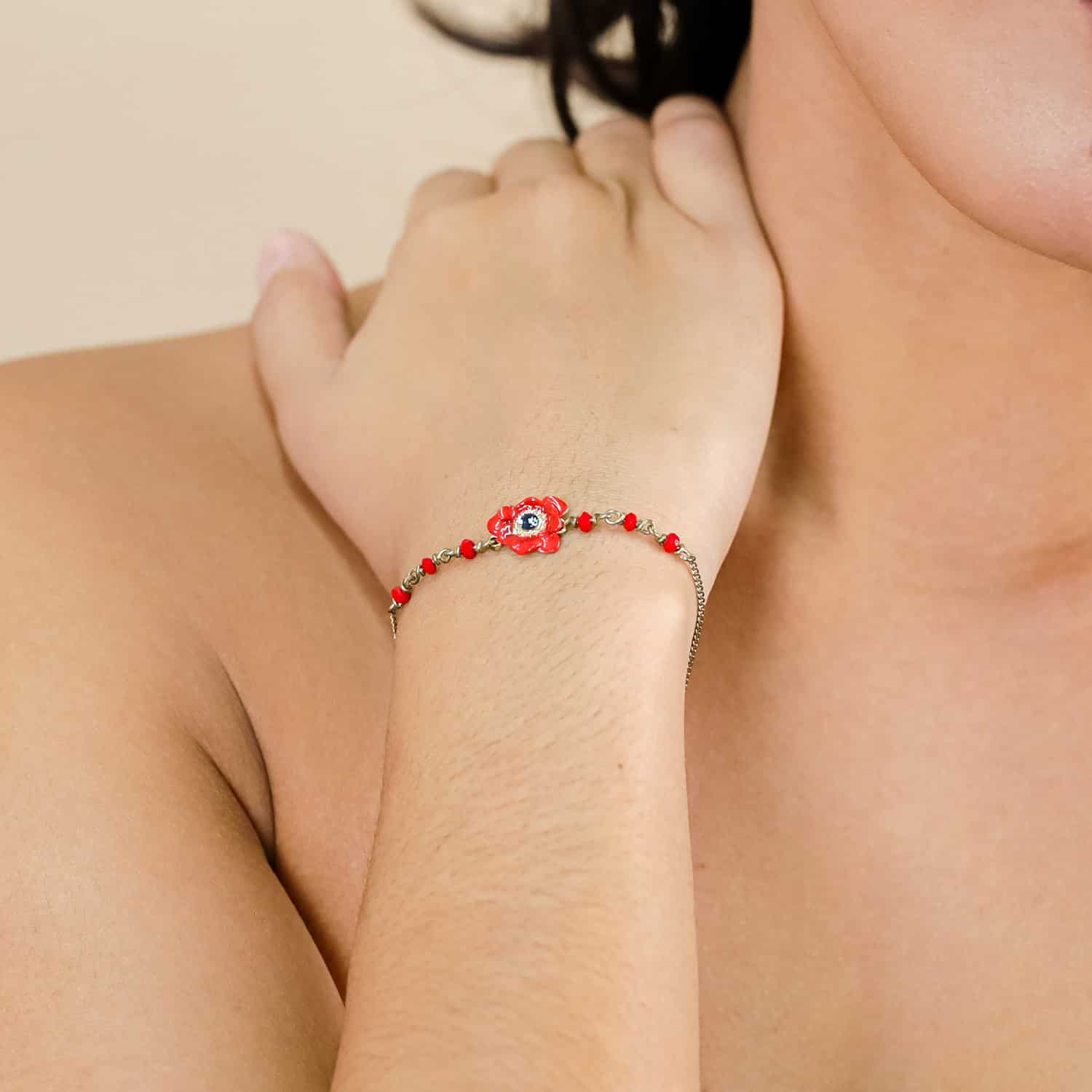 Bracelet petite anémone rouge Scarlet porté au poignet