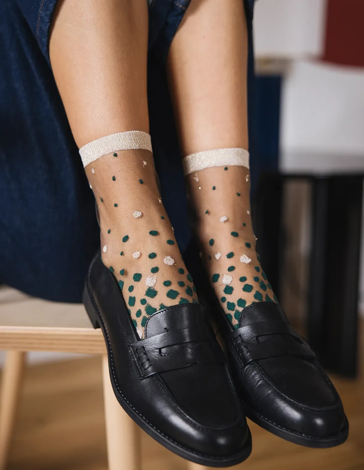 Chaussettes transparentes Nakameguro Émeraude portées, photo 4