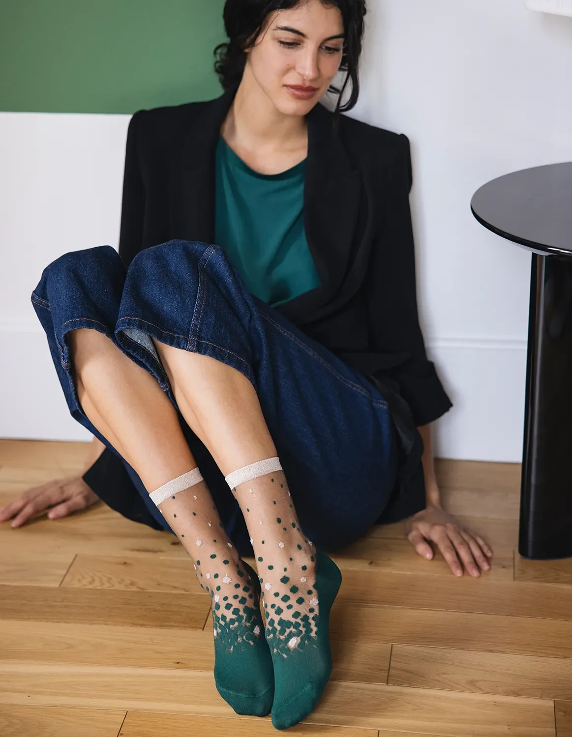 Chaussettes transparentes Nakameguro Émeraude, détail du motif à pois, photo 6