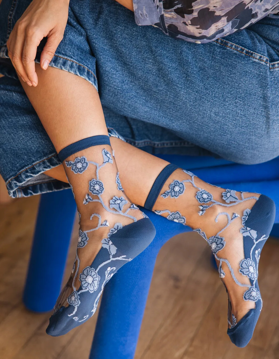 Chaussettes transparentes Blomst Denim, détail du motif floral, photo 4